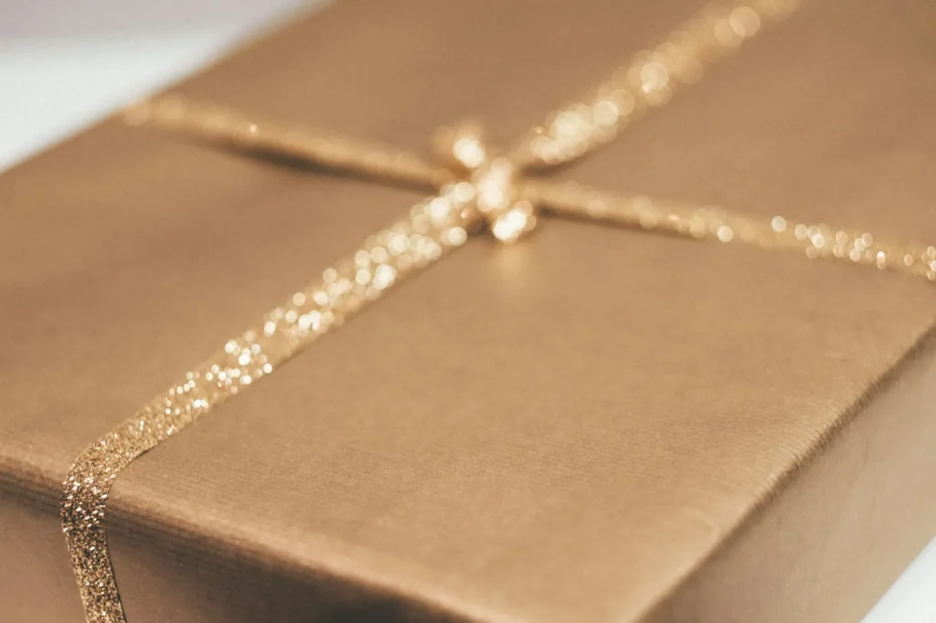 Coffret kraft noué d'un ruban doré