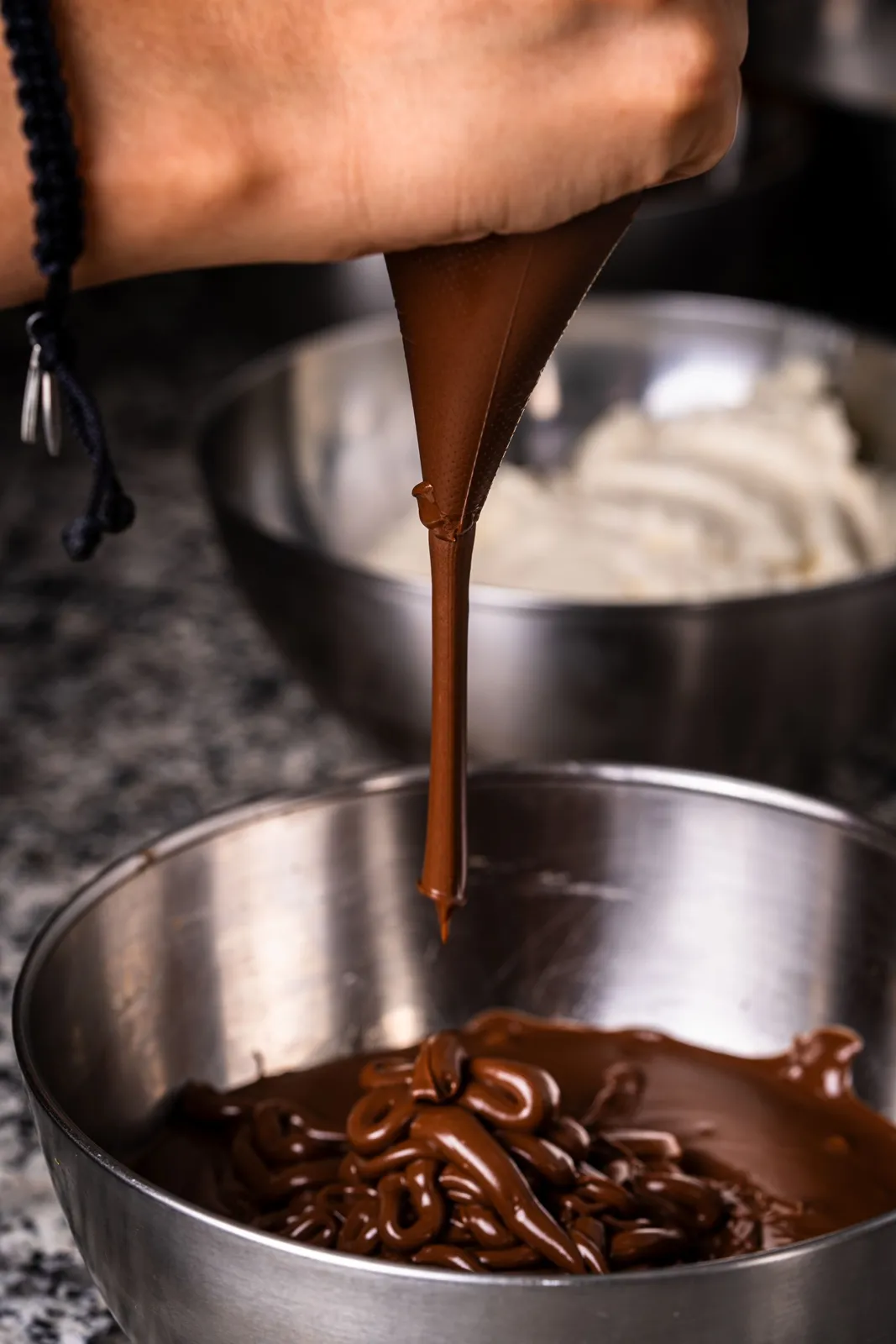 Chocolat fondu coulant dans un bol en inox