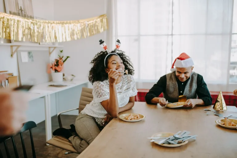 Collègues attablés pendant une fête de fin d'année au bureau