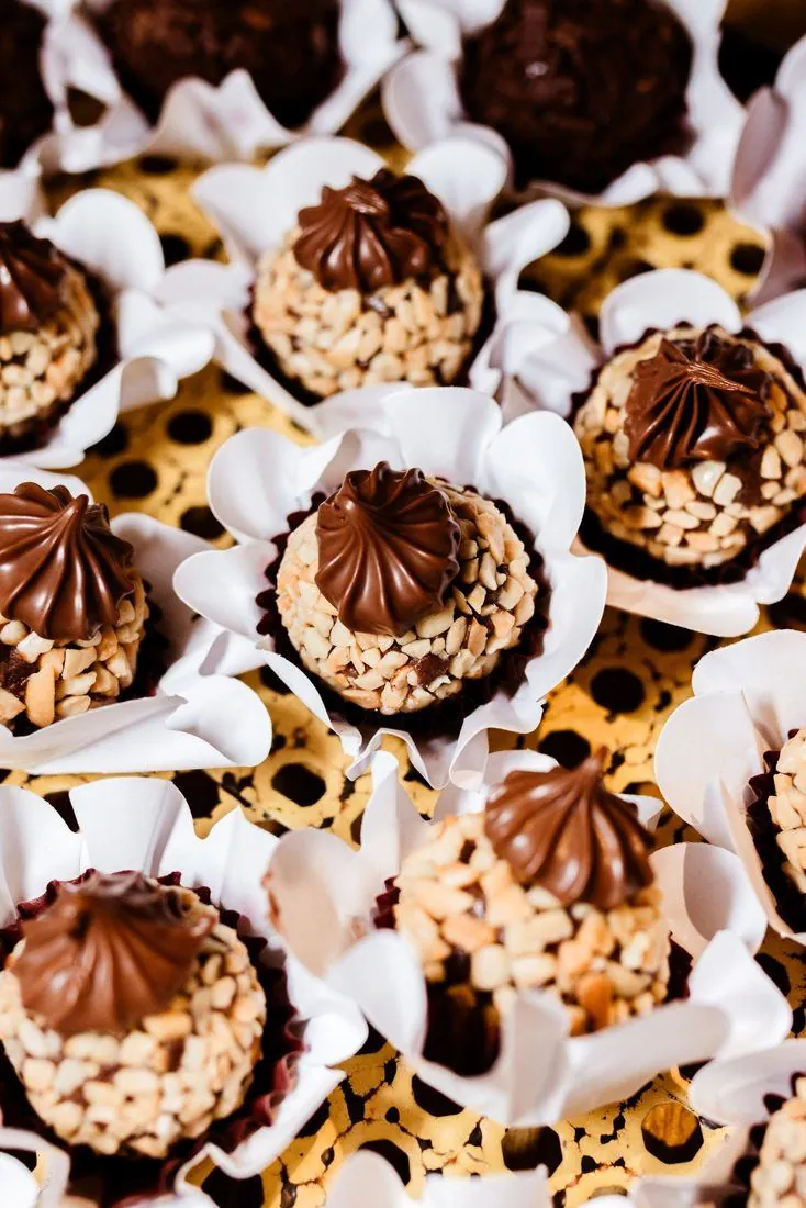 Des bonbons de chocolat dans leurs caissettes