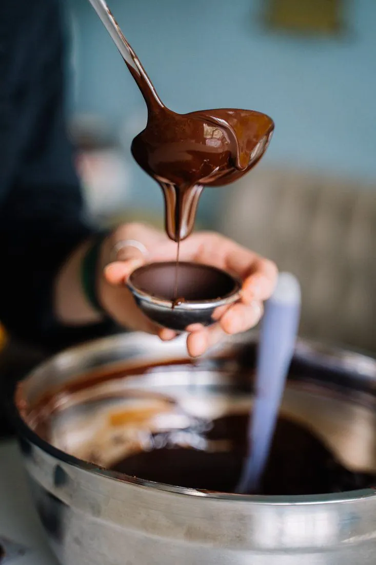 Du chocolat fondu versé à la louche