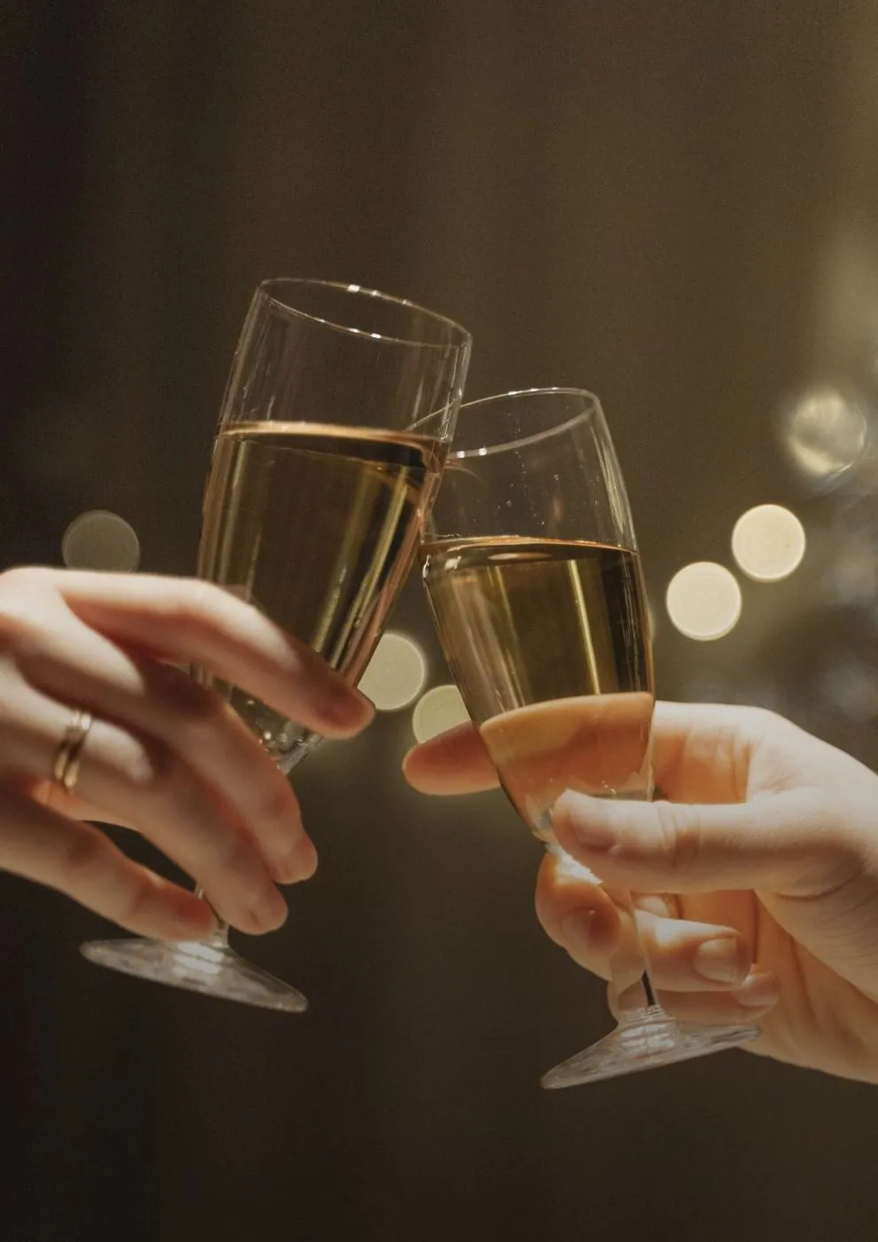 Deux coupes de champagne qui trinquent