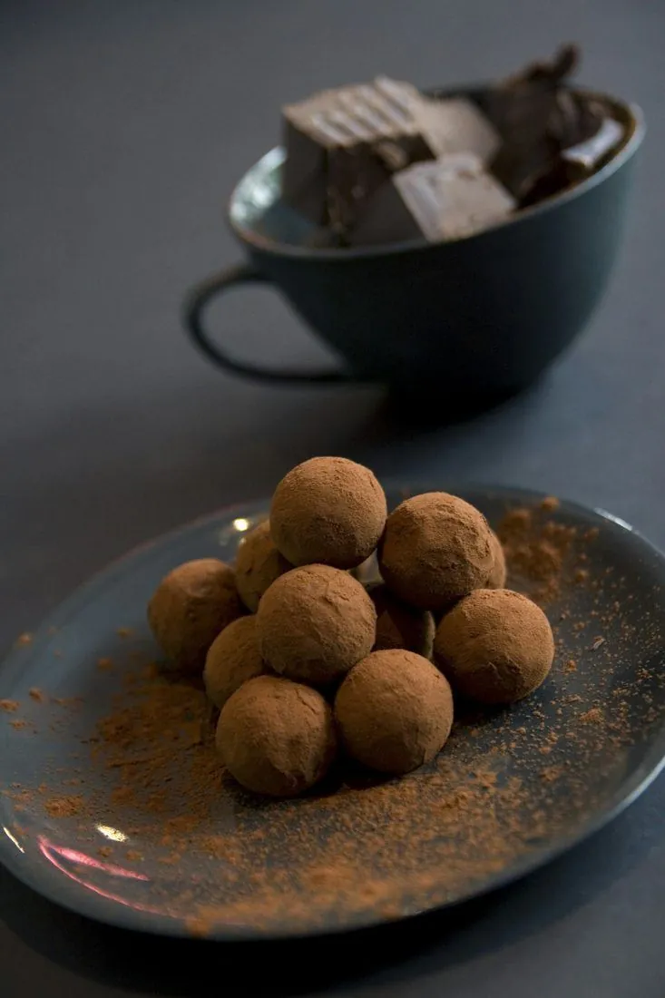 Une assiette de truffes au chocolat et une tasse