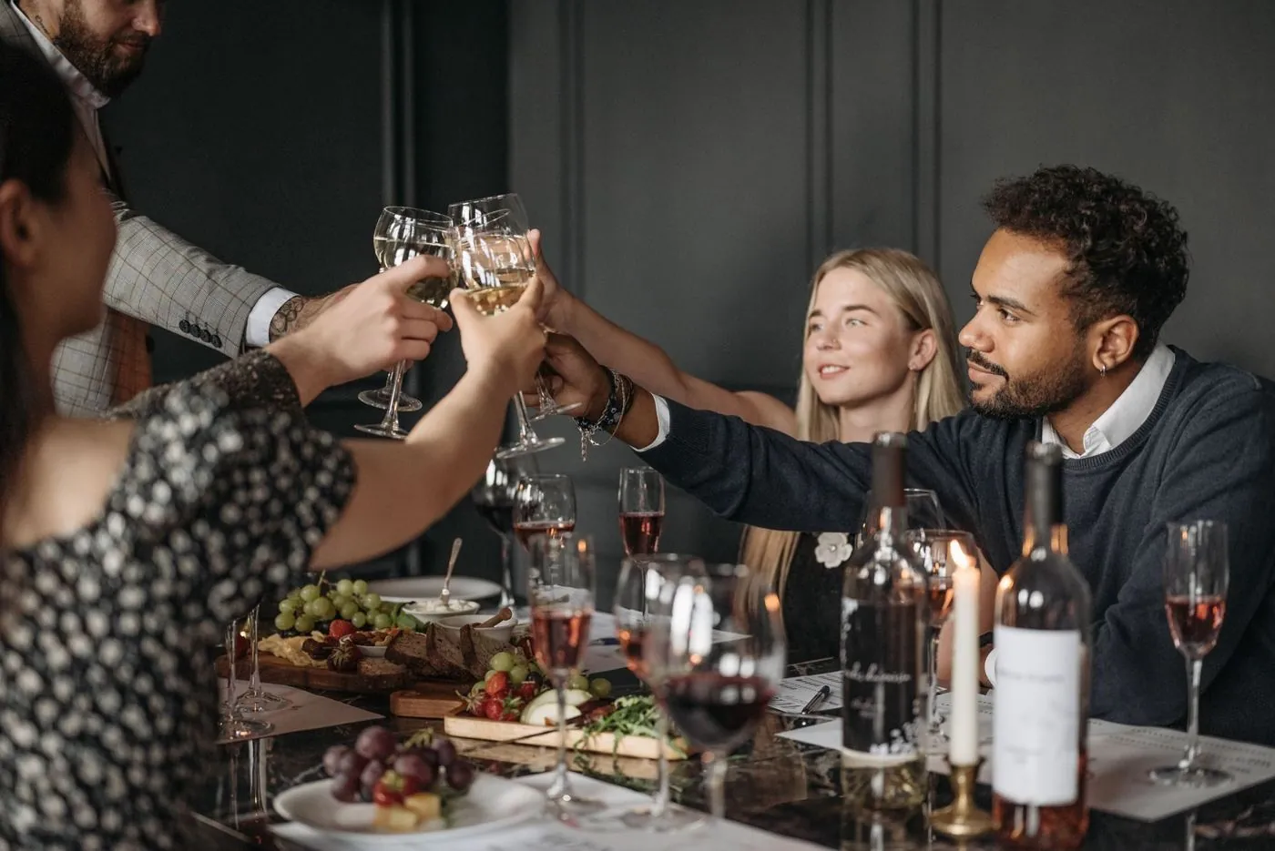 Un groupe d'amis trinque autour d'une table dressée