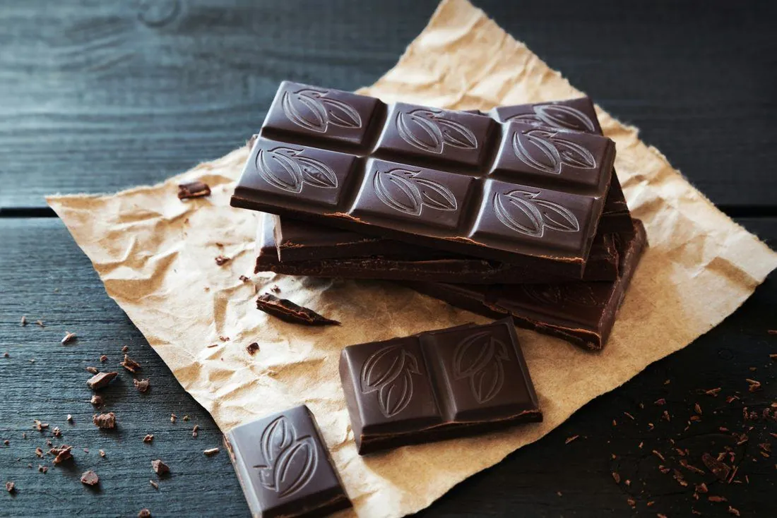 Tablettes de chocolat sur papier kraft