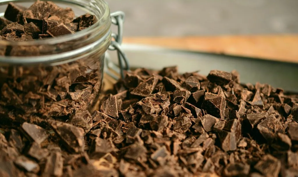 Chocolat noir concassé dans un bocal en verre