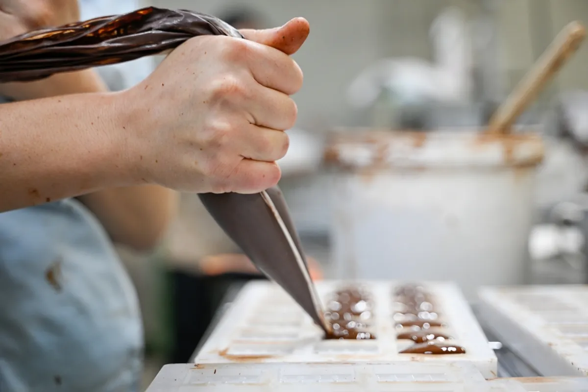 Garnissage d'un moule à chocolat