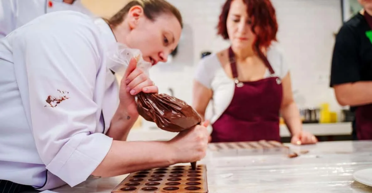 Moulage du chocolat à la poche à douille