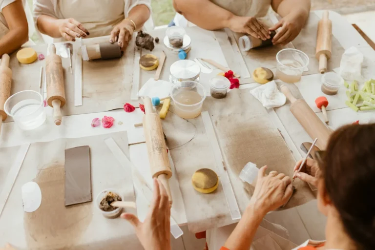 Une équipe réunie autour d'une table d'atelier, vue de dessus