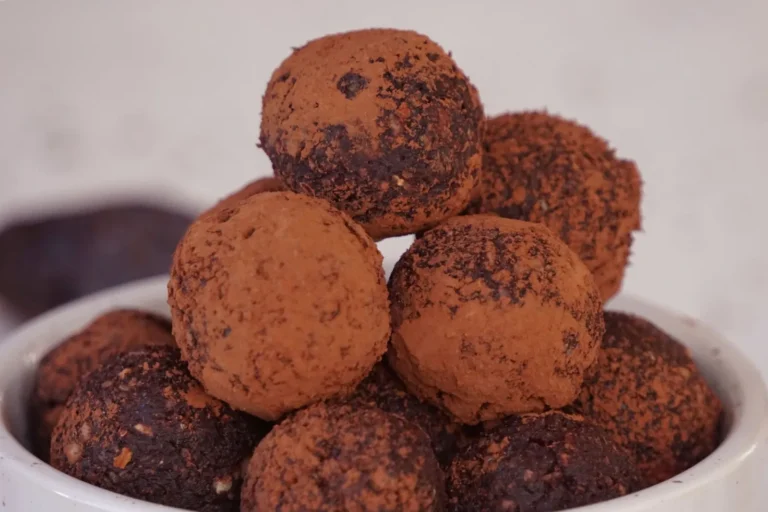 Rochers au chocolat faits maison dans un bol